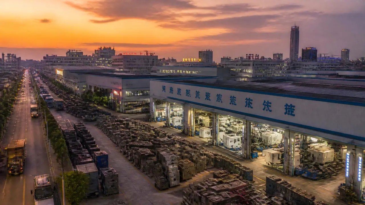 广东模具产业带实景：珠三角模具工厂群的CNC加工中心与模具装配车间